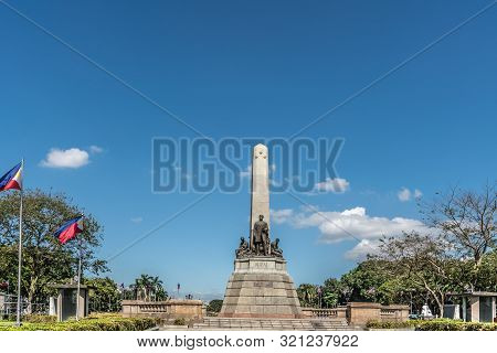 Manila, Philippines - March 5, 2019: Wide Landscape Shot Of Obelisk With Bronze Statues Of Jose Riza
