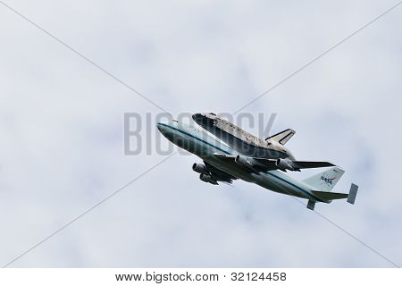 Lo Space Shuttle Discovery cavalcavia sopra la zona di Washington, D.c.
