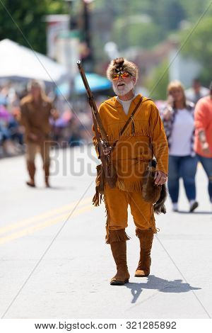 Buckhannon, West Virginia, Usa - May 18, 2019: Strawberry Festival, Man Wearing A Colony Era Frontie