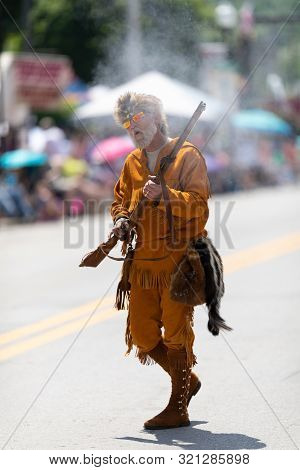 Buckhannon, West Virginia, Usa - May 18, 2019: Strawberry Festival, Man Wearing A Colony Era Frontie