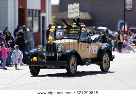 Benton Harbor, Michigan, Usa - May 4, 2019: Blossomtime Festival Grand Floral Parade, Classic Car Ca