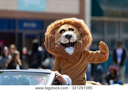 Benton Harbor, Michigan, Usa - May 4, 2019: Blossomtime Festival Grand Floral Parade, Classic Car Ca