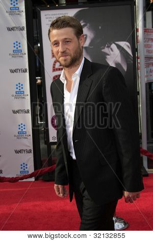 LOS ANGELES - kwi 12: Benjamin McKenzie przybywa odnosz╣ TCM 40 