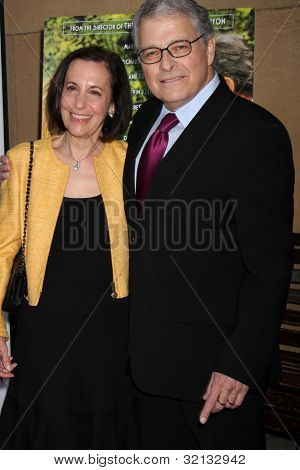LOS ANGELES - APR 17: Meg Kasdan, Lawrence Kasdan přijíždí na premiéře 