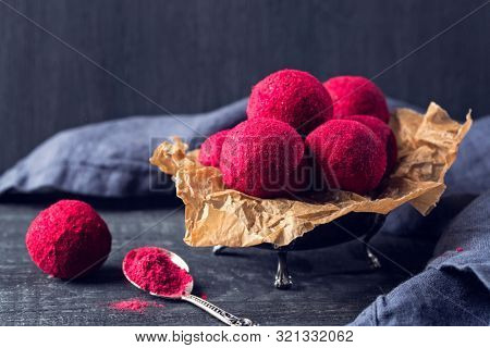 Energy balls with medjool dates, nuts and rasberry powder