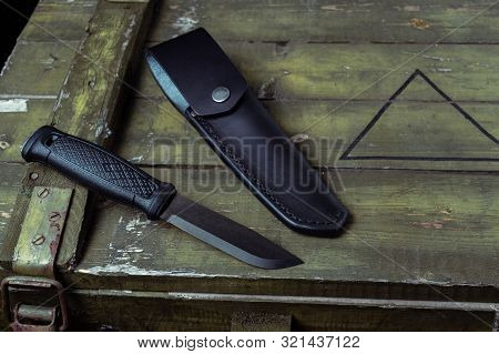 Hunting Knife And Leather Case. Fixed Blade Knife.