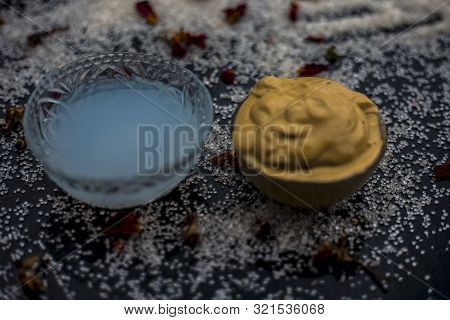 Ubtan/face Mask/face Pack Of Multani Mitti Or Fuller's Earth On Wooden Surface In A Glass Bowl Consi