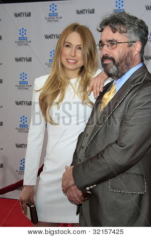 LOS ANGELES - APR 12: Sarah Carter, Brian Doherty dorazí na TCM 40.léta Anniv 