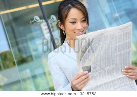 아시아 여자 독서 신문