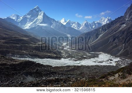 Everest trek. View of Ama Dablam (6856 m) from near Dughla (4620 m) in Himalayas mountains, Sagarmatha national park, Solukhumbu, Nepal