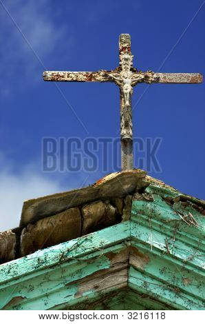 Antiga cruz no telhado velho