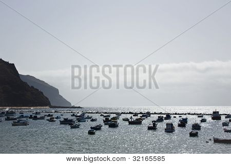 Boote verankert in Port in Teresitas Strand, Teneriffa, Kanarische Inseln