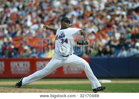 นิวยอร์ก - 20 พฤษภาคม: Jorge Julio #34 ของ Mets นิวยอร์กเตรียมโยนระยะห่างกับโยใหม่