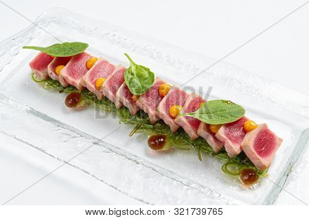 sliced steak fof tuna with sauce