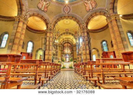 İç görünüm Madonna Moretta Kilisesi'nin Alba, İtalya.