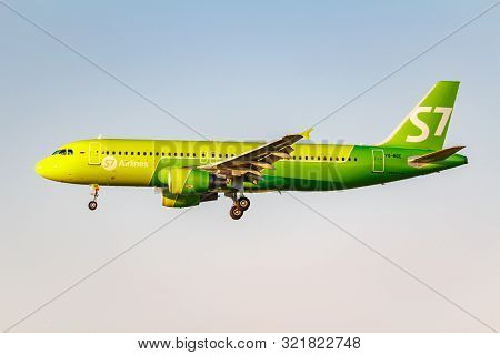 Moscow, Russia - June 20, 2019: Aircraft Airbus A320-214 Vq-bde Of S7 Siberia Airlines Landing At Do