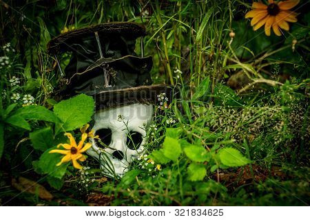 Scary Jawless Halloween Skull Wearing Old Distressed Top Hat