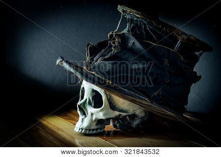 Scary Jawless Halloween Skull Wearing Old Distressed Top Hat