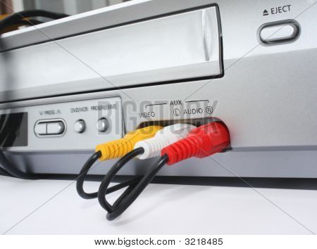 Trzy wtyczki elektryczne różne kolory