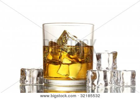 verre de whisky et de la glace isolé on white