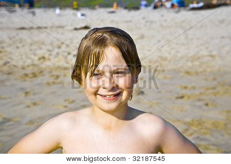 ragazzo attraente è felice presso la splendida spiaggia in California