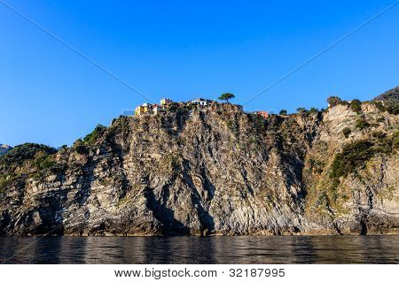 코르 닐 전통 마을의 리아 Cinque Terre, 이탈리아의 언덕 위에
