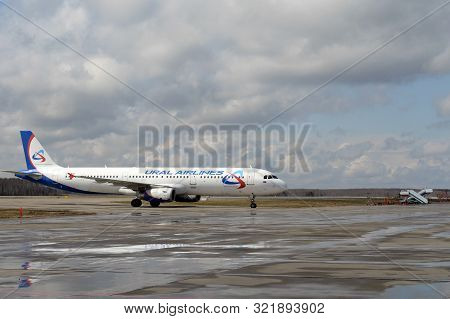 Moscow, Russia - April 26, 2018: Aircraft Airbus A321 (vq-boc) Airline 