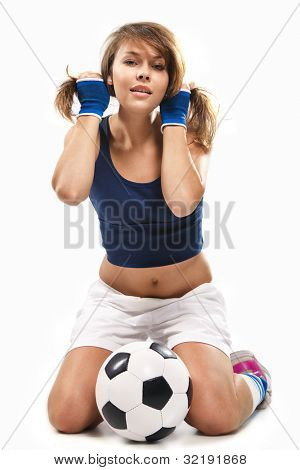 Sexy ragazza facendo fitness, seduti con pallone da calcio su sfondo bianco