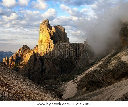 vue du matin de la cima della madonna à pale di san martino - dolomiti Italie
