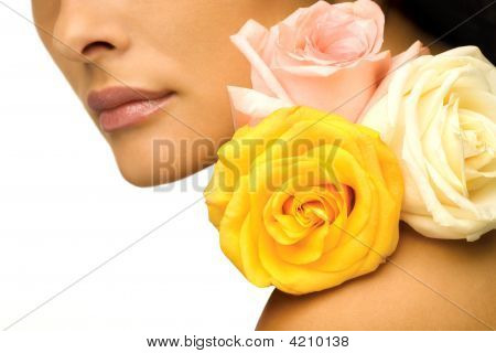 Mulher com flores coloridas