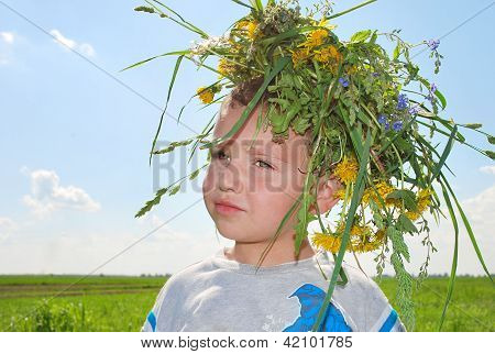 Chlapec s věncem