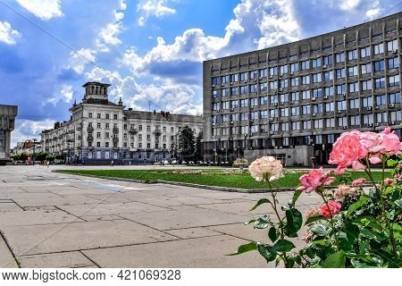 Sumy, Ukraine - June 22, 2020: Nezalezhnosti Square In Sumy. Flowerbed With Pink Roses On The Backgr