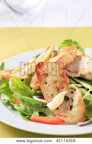 Caesar-salaatti paahdettu Kananliha ja leipä