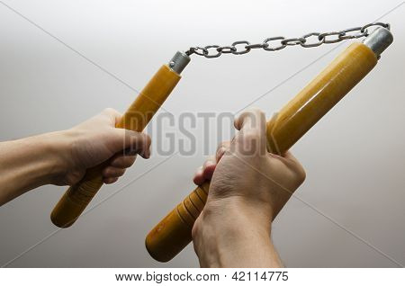 Manos sosteniendo Nunchaku