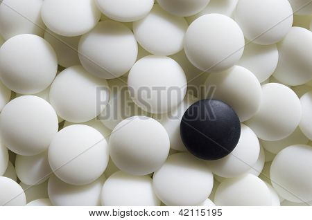 Negro sobre blancos piedras ir