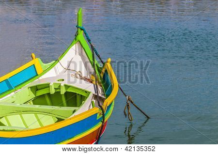 Tradiční Luzzu loď na přístav Marsaxlokk na Maltě.