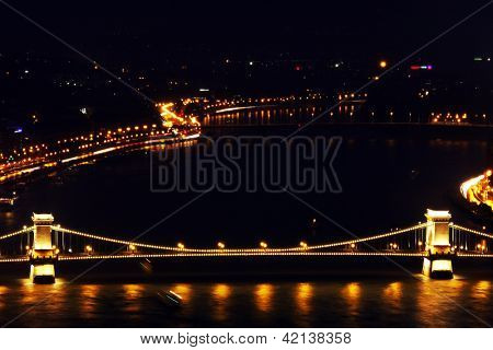 Chute de nuit au-dessus de l'Europe de Budapest (Hongrie)
