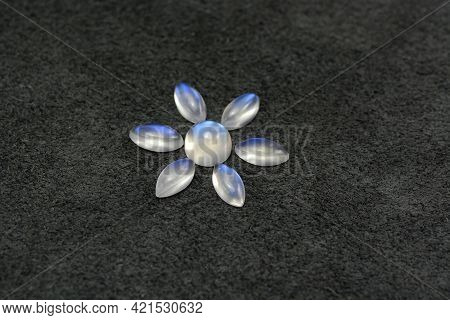 Loose Natural Blue Sheen Oval And Marquize Shaped Cabochon Adularia Moonstones Arranged In A 6 Rays 