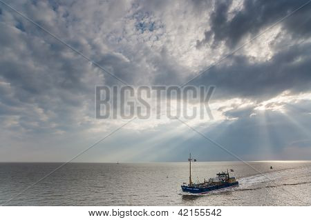 Fischerboot in Sonne durchbrechen