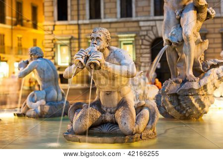 Vista norte da Piazza Navona com a fontana del Moro (a fonte do Mouro) Roma, Itália