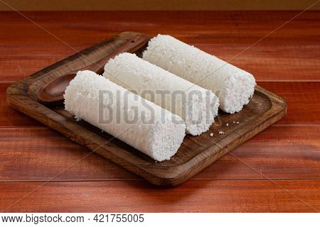 White Raw Rice Puttu/pittu_wooden Background