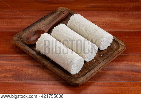 White Raw Rice Puttu/pittu_wooden Background