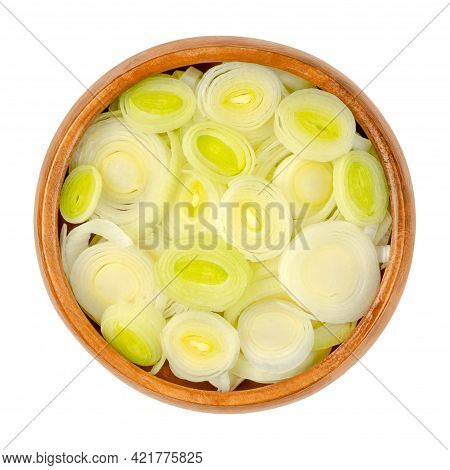 Leek Slices, In A Wooden Bowl. Chopped Leaf Sheaths And Cross Sections Of Allium Ampeloprasum, A Cru
