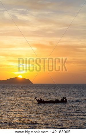 Hermoso amanecer en la isla de Rawai Phuket Tailandia con larga cola barco Ruea Hang Yao