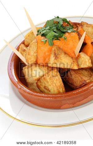 patatas bravas, patate fritte con salsa di pomodoro piccante, tapas spagnole
