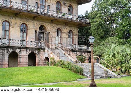 New Orleans, La - August 5: Entrance To Historic Luling Mansion On August 5, 2018 In New Orleans, Lo