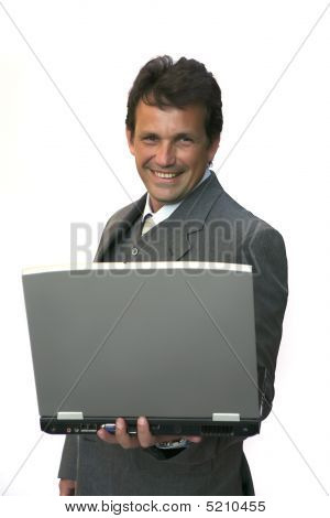 Regard d'homme sur ordinateur portable
