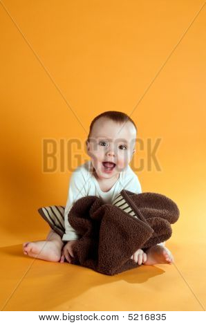 Bebê fofo amarelo
