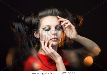 Bella ragazza con un salone a forma di corna