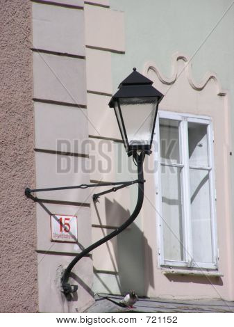 Lucerna, okno, holubice